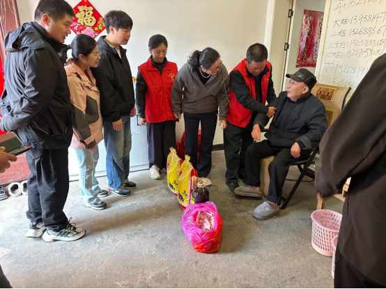 重阳慰问暖民心 浓浓关怀送温情